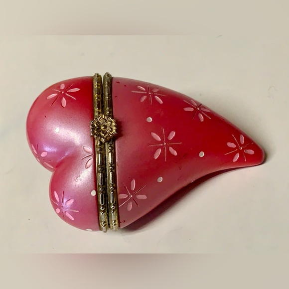 Vintage Bronze Trim Clasp Porcelain Figural Love Heart Trinket Box Antique - Picture 2 of 16